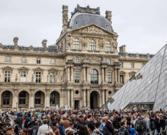 visitors waiting to get into the Louvre